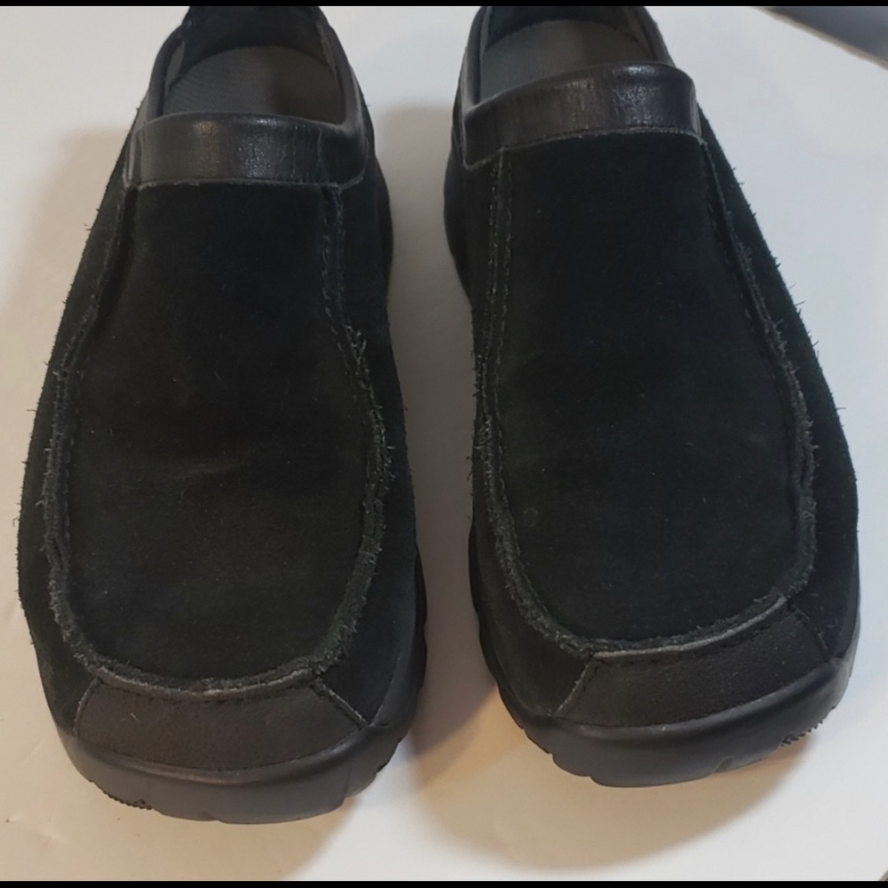 Clark’s! Slip on suede leather shoes. Great cond!